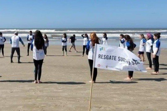 Balneário Pinhal recebe aulas gratuitas de surf e skate com a caravana Resgate Surf no Sul