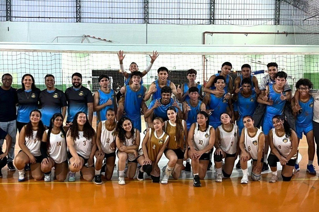 Atletas do sub-16 de Miracatu entram em quadra antes da 10ª Copa de Voleibol