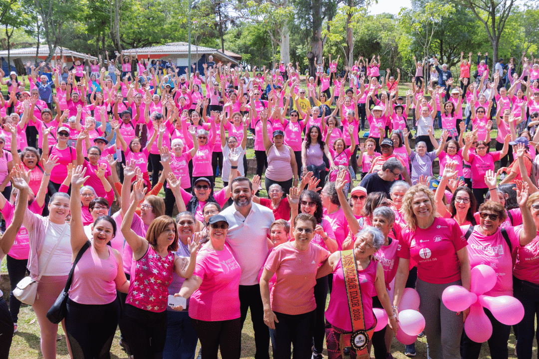 Caminhada do Outubro Rosa reúne centenas de mulheres em manhã de conscientização no Parque da Cidade
