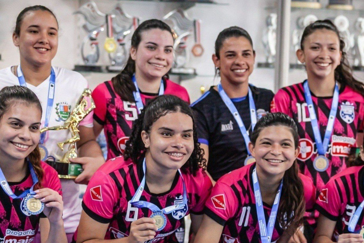 Sub-18 feminino de Pederneiras conquista título inédito da Copa Integração de Futsal de Botucatu