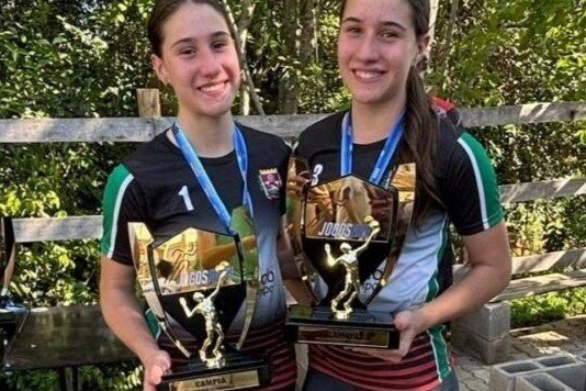 Irmãs de Xanxerê fazem história e conquistam títulos Sub-16 e Adulto no vôlei de areia